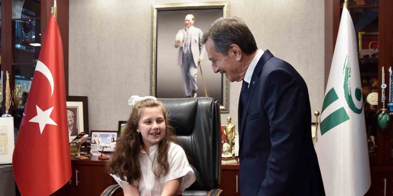 Başkan Ataç Makamını 3’üncü Sınıf Öğrencisi Derin’e Emanet Etti