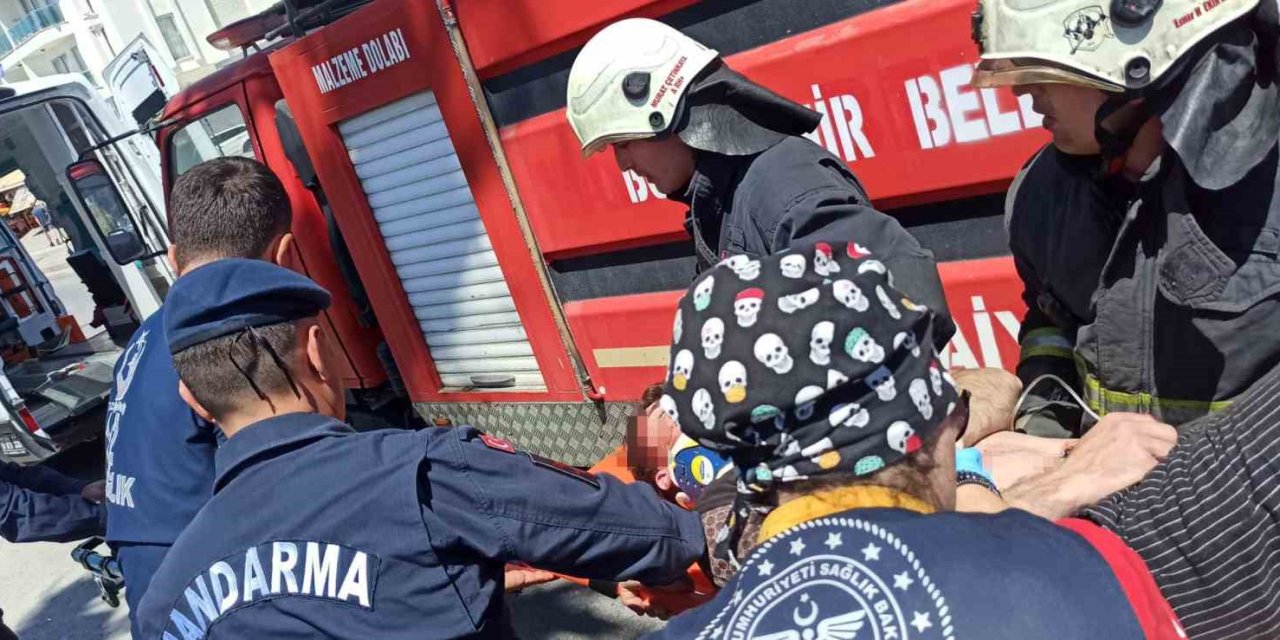 Sollama Yaparken Palmiyeye Çarpan Otomobilde Sıkışan Sürücü Ağır Yaralandı