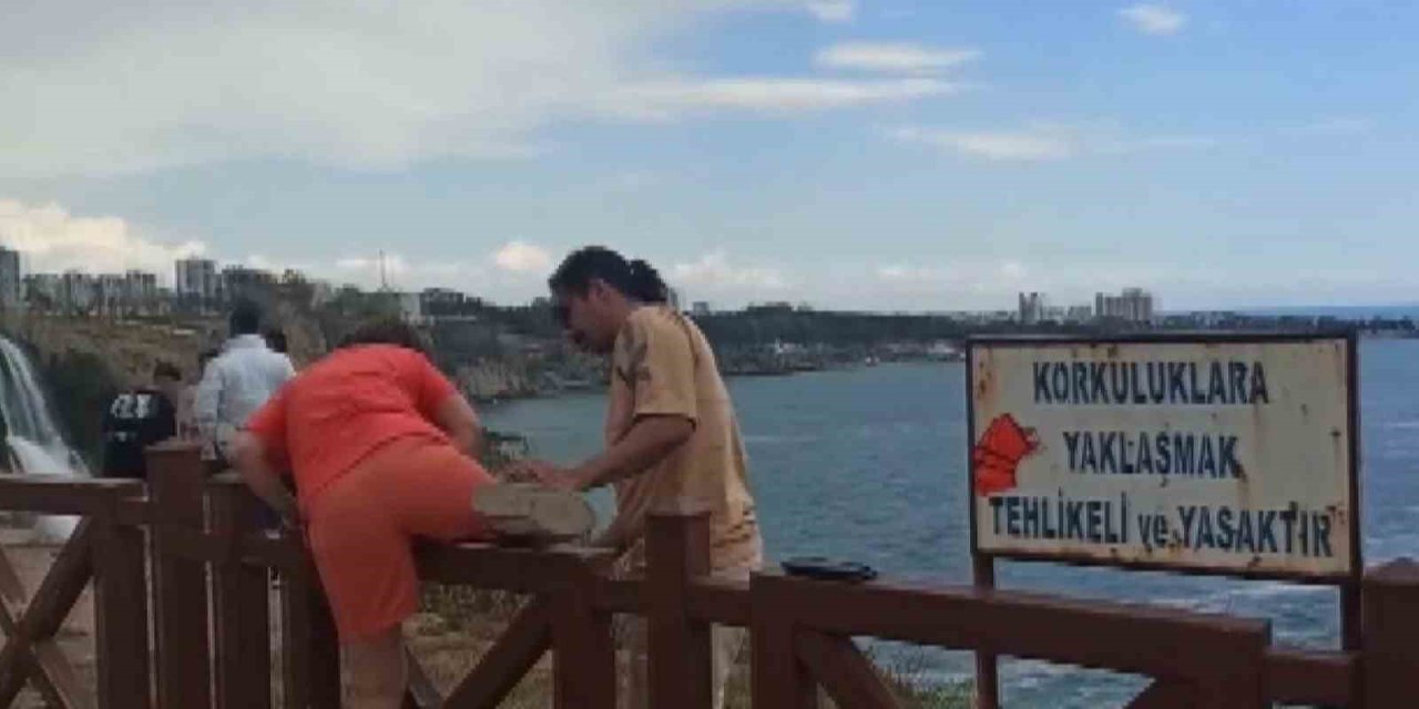 Manzara Fotoğrafı İçin Çitlerden Atlayan Vatandaşlar, Canlarını Hiçe Saydı