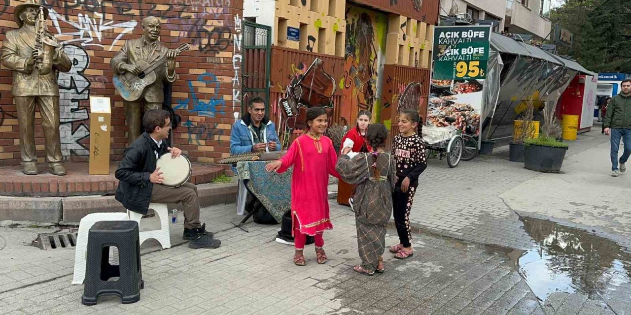 Sokak Sanatçıları Çaldı Çocuklar Gönüllerince Dans Etti