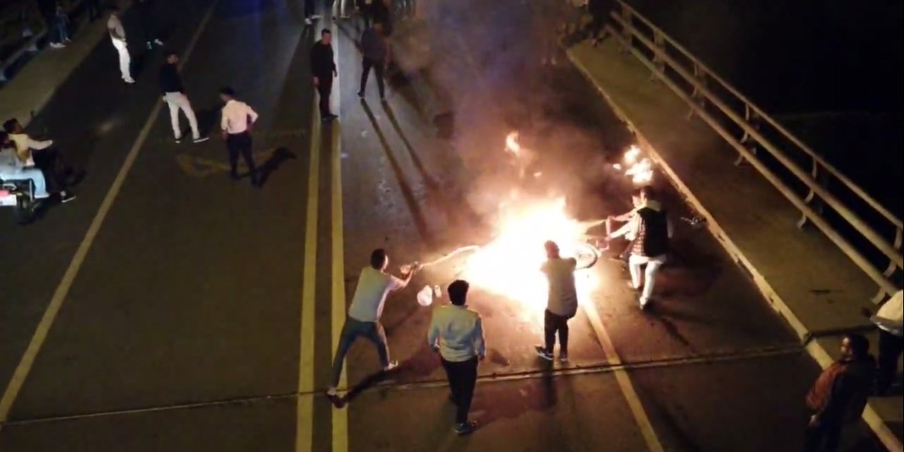 Yanan Motosikleti Söndürmek İçin Mücadele Ettiler