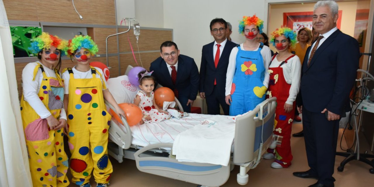 Karaman'da 23 Nisan´ı Hastanede Karşılayan Miniklere Sürpriz Ziyaret