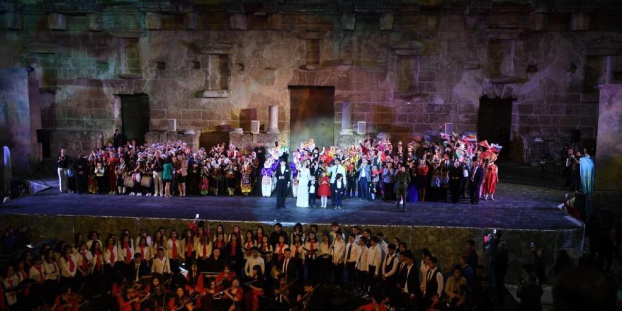 Aspendos Antik Tiyatrosu’nda 23 Nisan Coşkusu