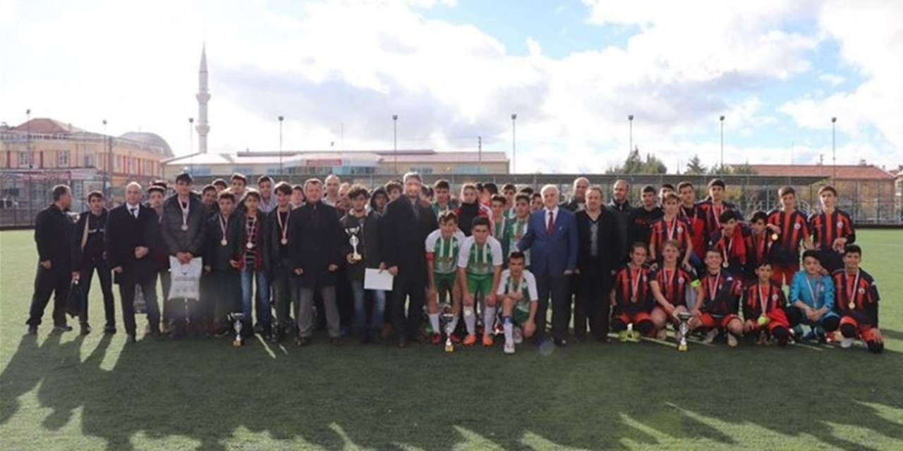 Karaman'da Okullararası Futbol Müsabakalarının Şampiyonu Spor Lisesi Oldu