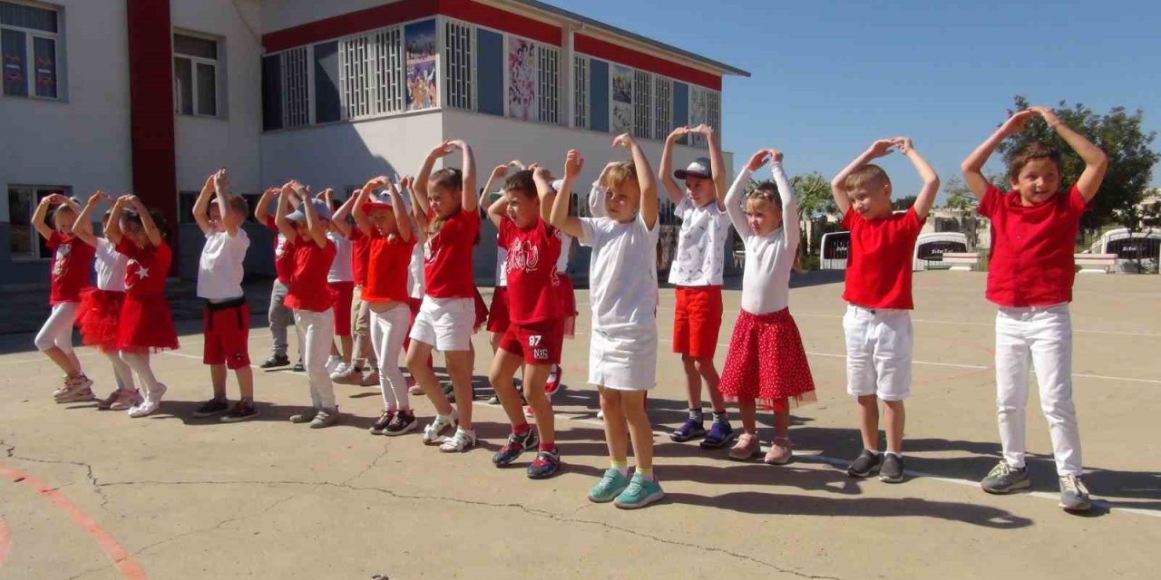 Mersin’de Rus Öğrenciler 23 Nisan’ı Kutladı