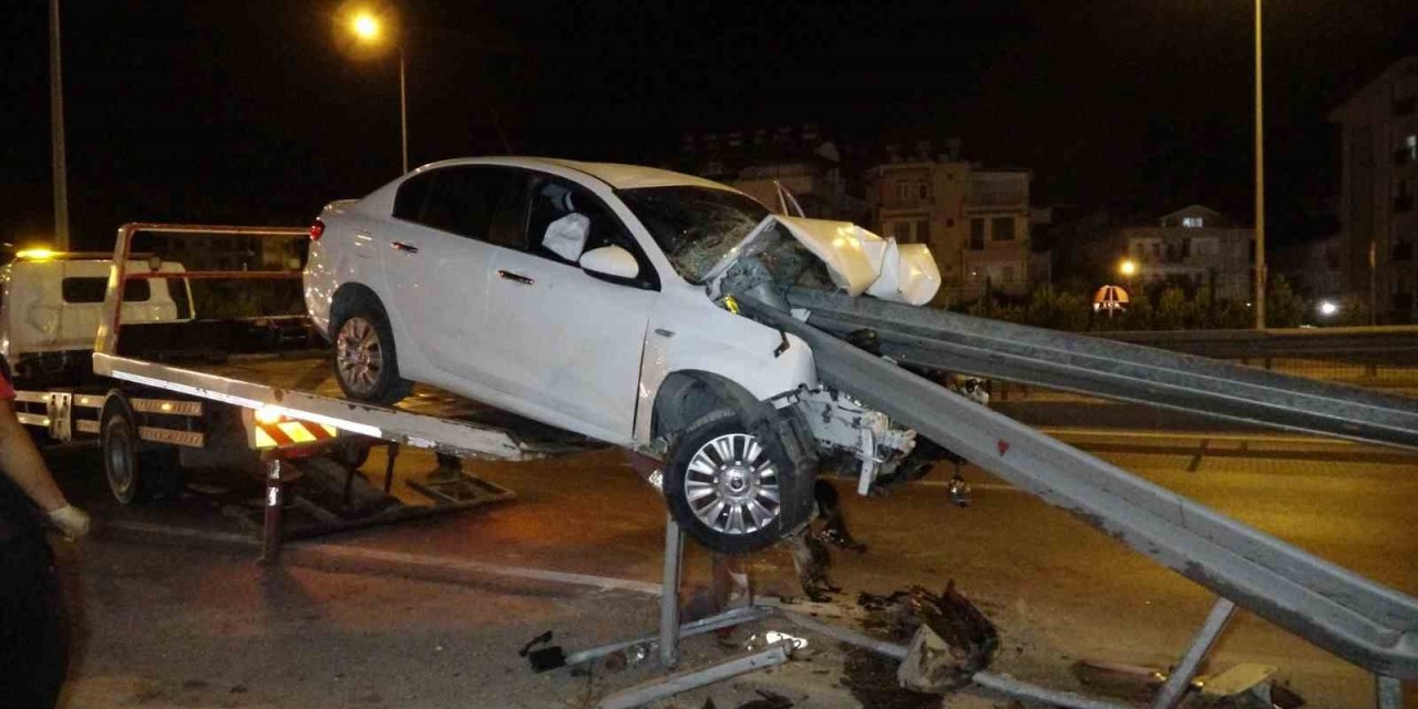 Manavgat’ta Alkollü Sürücünün Kullandığı Otomobil Bariyere Ok Gibi Saplandı: 1 Yaralı