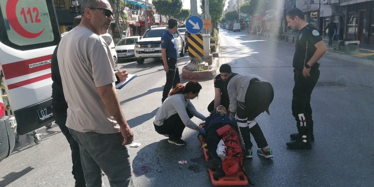 Motosikletin Çarptığı Yaşlı Kadın Havada Savrulup Asfalta Düştü