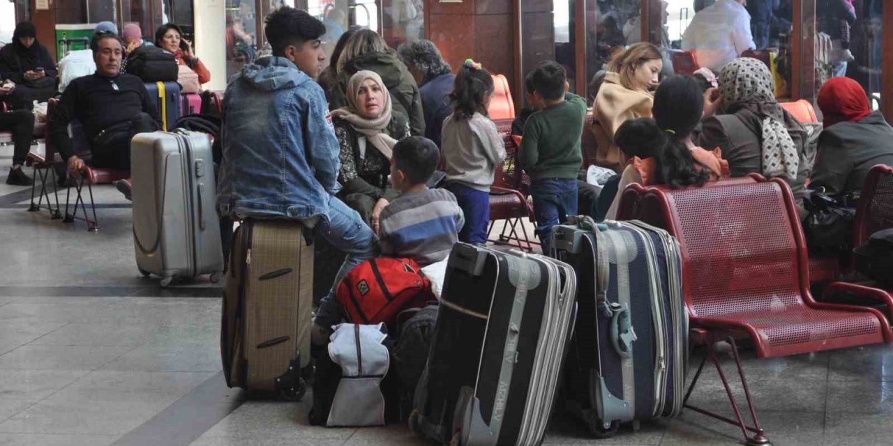 Bayram Tatili Dönüşü Otogarda Yoğunluk