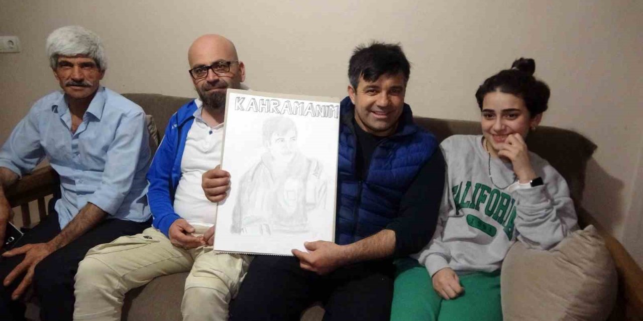 Depremin İkinci Günü Enkazdan Kurtarılan Baba Kızdan Vefa