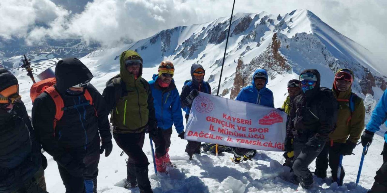 23 Nisan Zirve Tırmanışı Tamamlandı