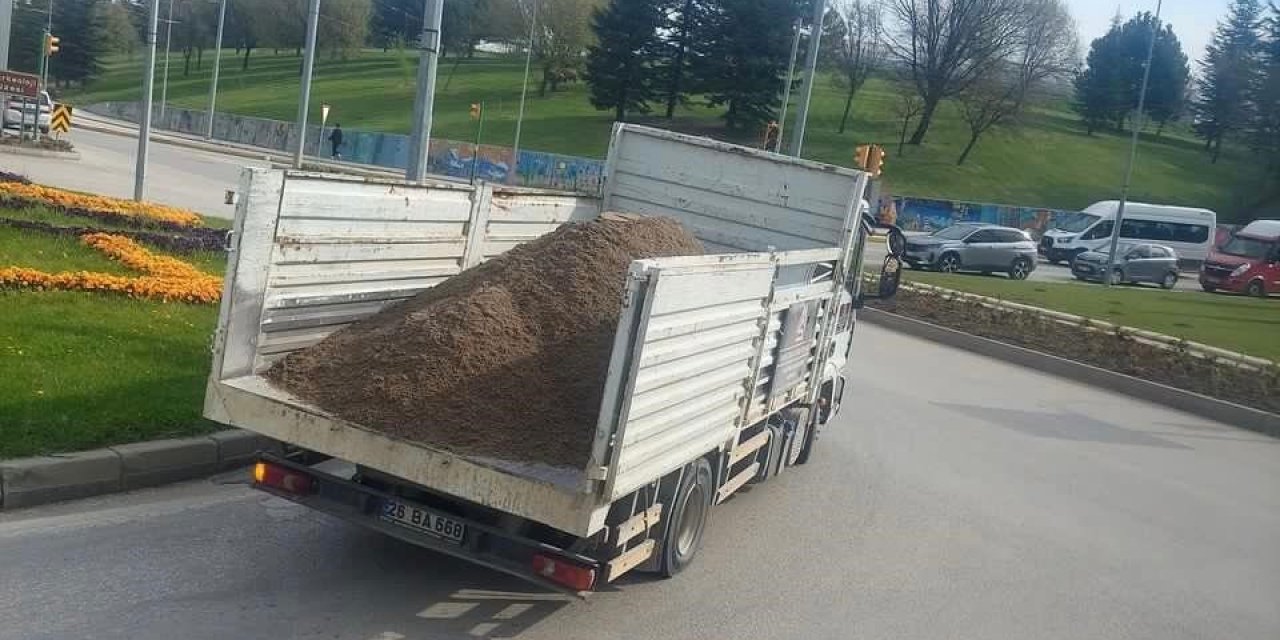 Kasa Arka Kapağı Açık Kamyon Yükünü Döke Döke Yoluna Devam Etti