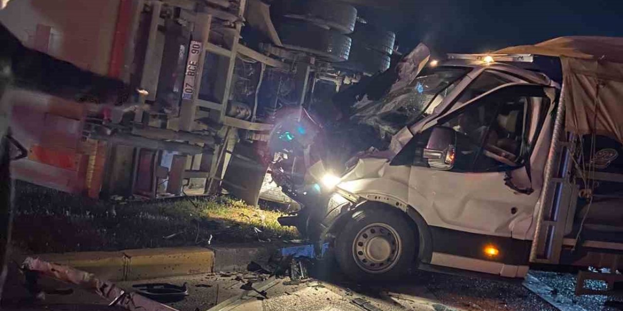 Antalya’da Kamyon İle Kamyonet Çarpıştı: 1 Yaralı