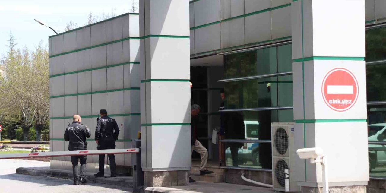 Güvenlikçi Kendini Vurdu