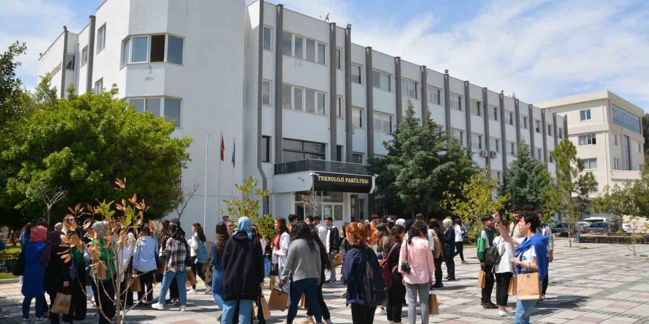 Mersin Büyükşehir Belediyesi Öğrencileri Üniversiteye Hazırlıyor