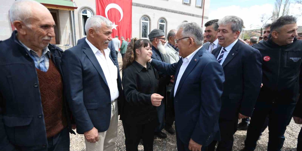 Başkan Büyükkılıç Sarıoğlan’da Konuştu: "sizlerin Hizmetkarıyız"