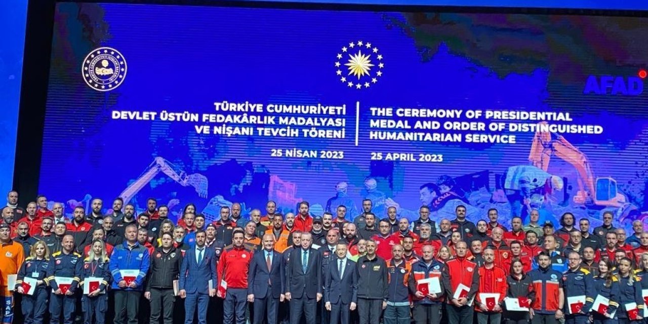 Cumhurbaşkanı Yardımcısı Oktay’dan Eskişehirli Arama Kurtarma Ekiplerine Üstün Fedakârlık Madalyası