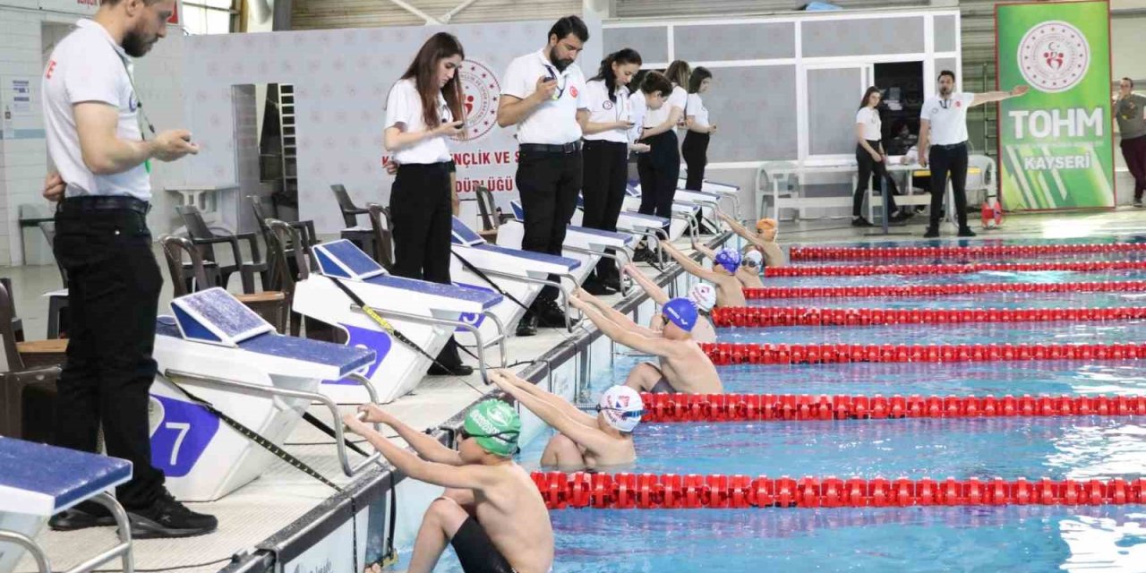 Minik Yüzücüler Madalyaya Kulaç Attı