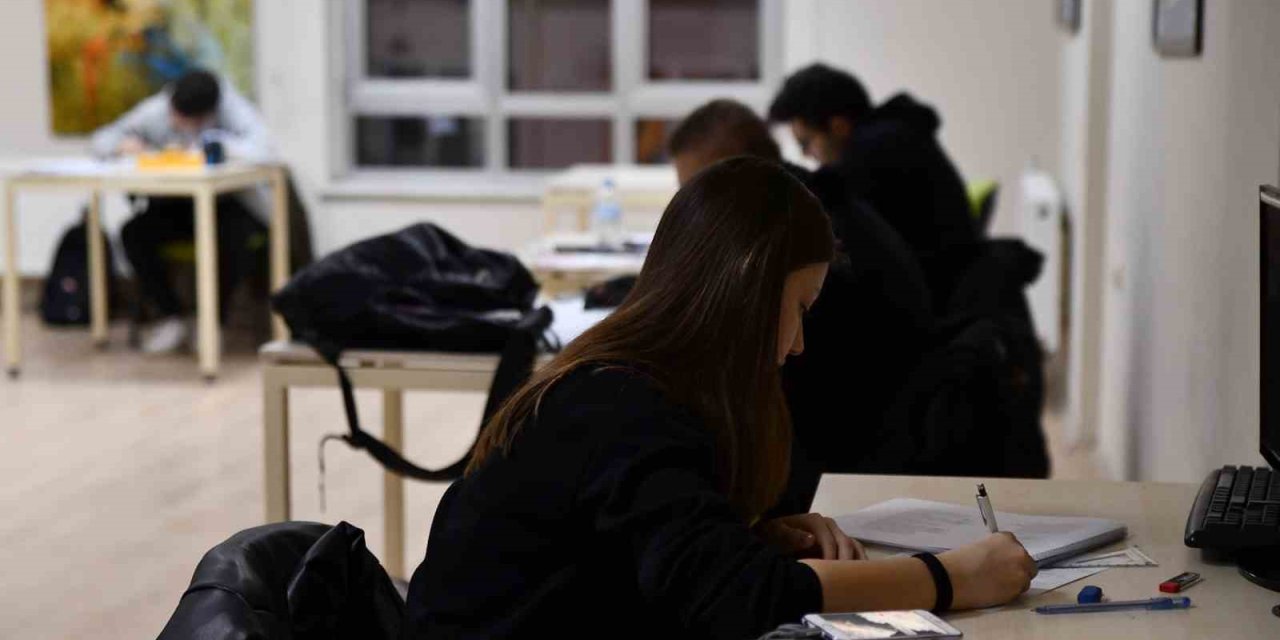 Bu Merkez Gençler İçin 7/24 Açık