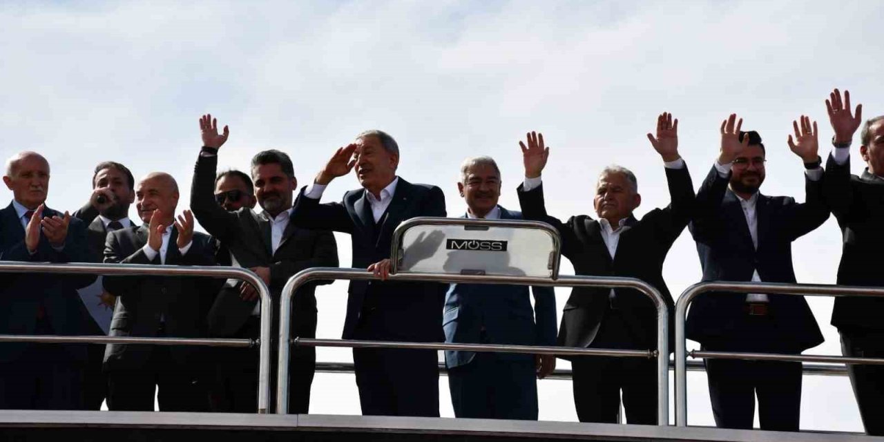 Bakan Akar’dan Terörle Mücadelede Kararlılık Mesajı