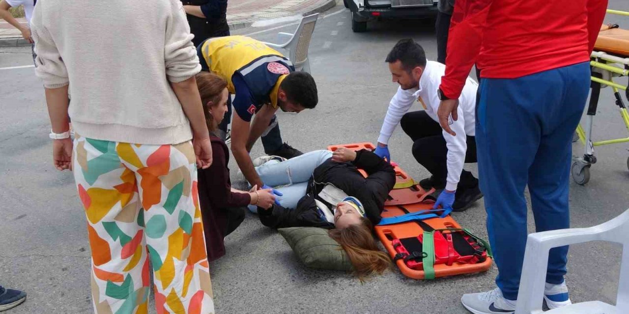 Otomobilin Çarptığı Motosiklet Sürücüsü Genç Kız Hastanelik Oldu