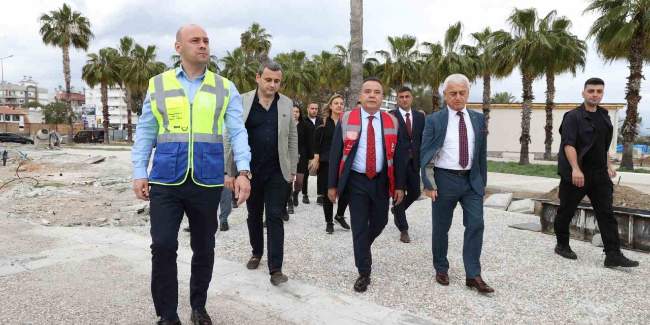 Yenilenen Finike Cumhuriyet Meydanı, 1 Temmuz’da Açılıyor