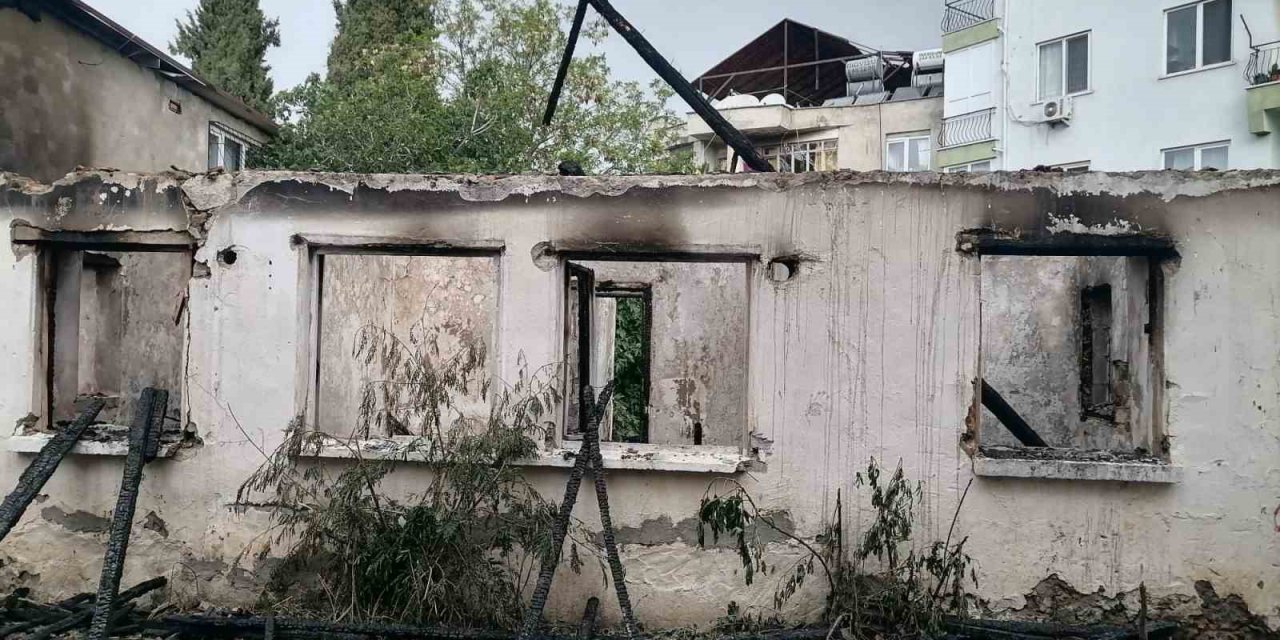 Kullanılmayan Müstakil Ev, Alev Alev Yandı