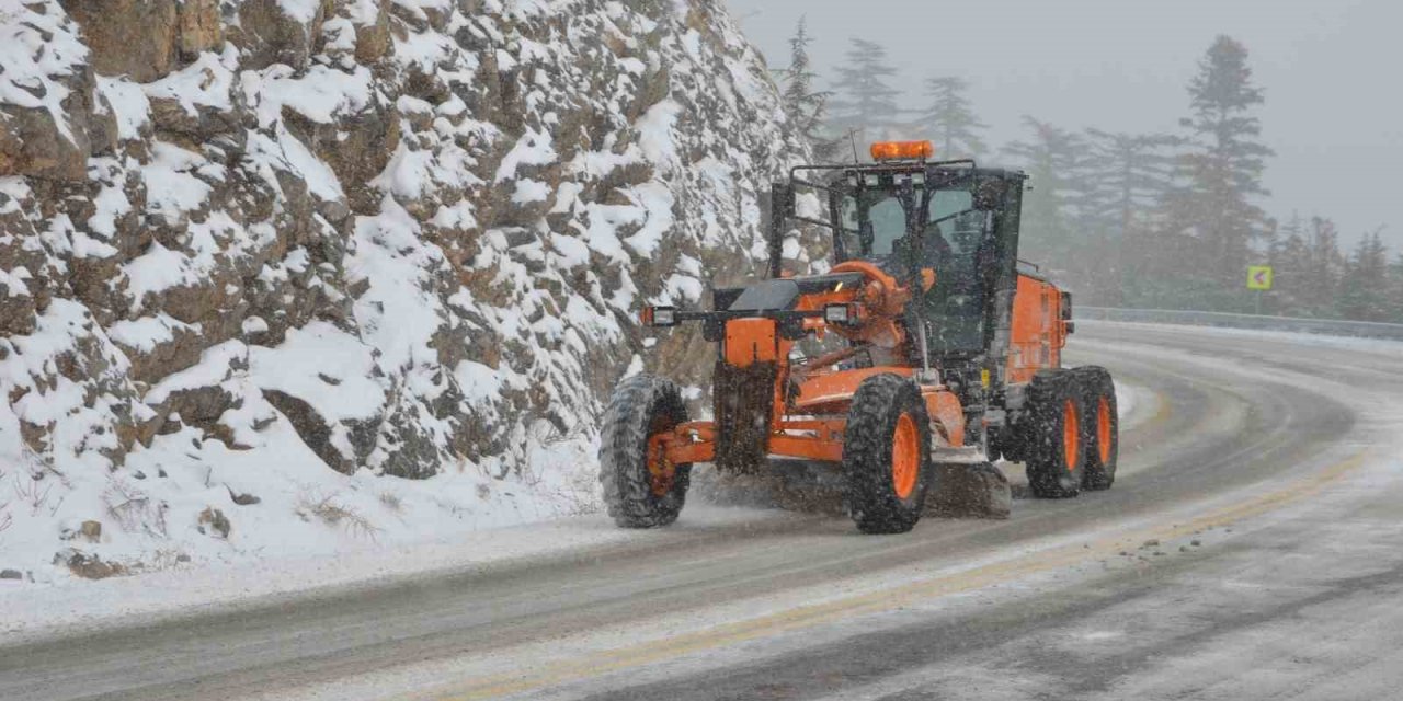 Antalya’ya Nisan Ayının Sonunda Kar Yağdı