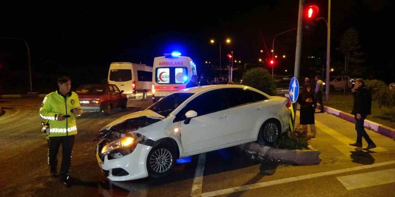 Kırmızı Işık İhlali Kazaya Neden Oldu: 3 Yaralı