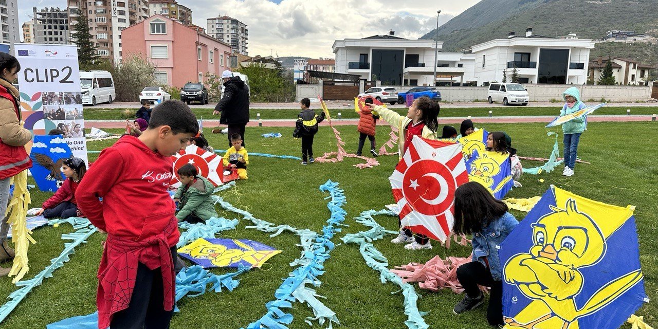 Öğrenciler Gökyüzünü Uçurtmalarla Süsledi