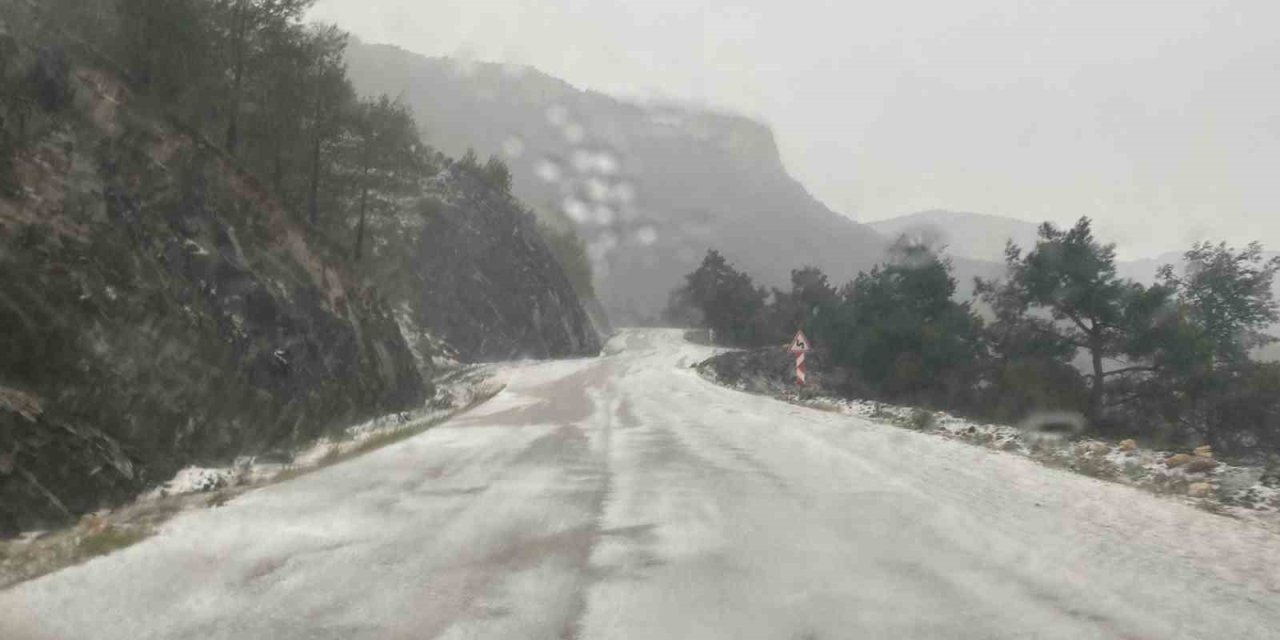 Dolu Köyler Arası Bağlantı Yolunu Beyaza Bürüdü
