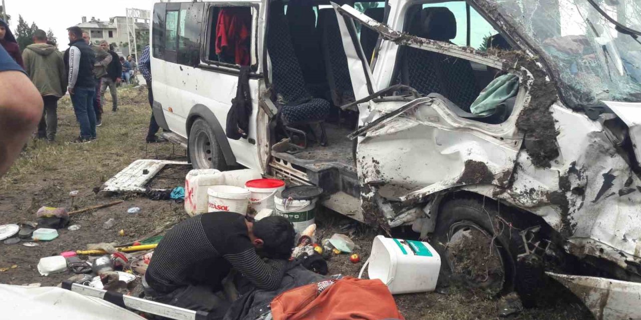 Mersin’de Minibüs İle Hafif Ticari Araç Çarpıştı: 1 Ölü, 9 Yaralı