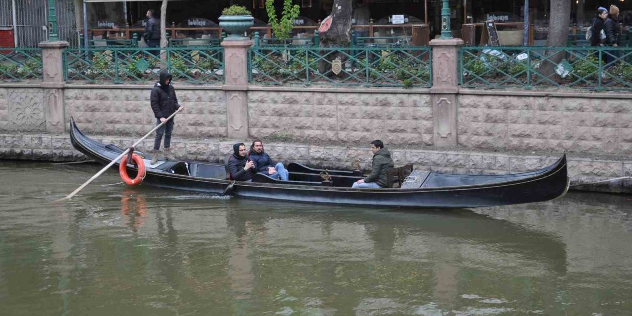 Soğuk Havaya Rağmen Gondol Keyfini Sürdürdüler