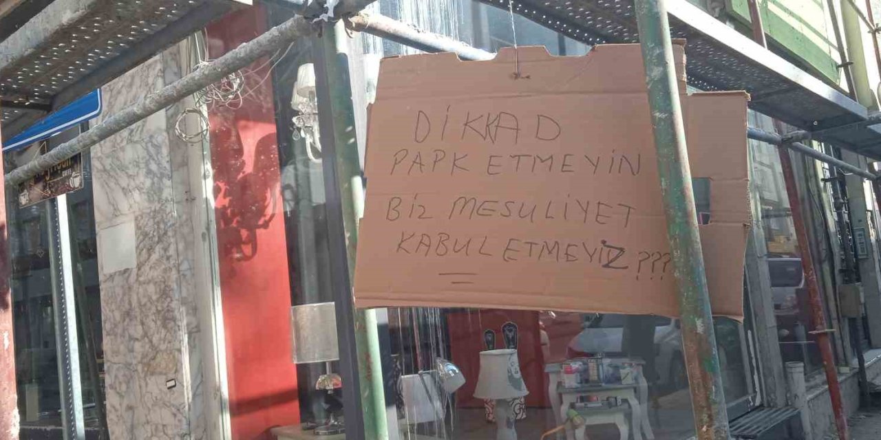 İnşaat Demirlerine Asılı Düşündüren Uyarı Yazısı