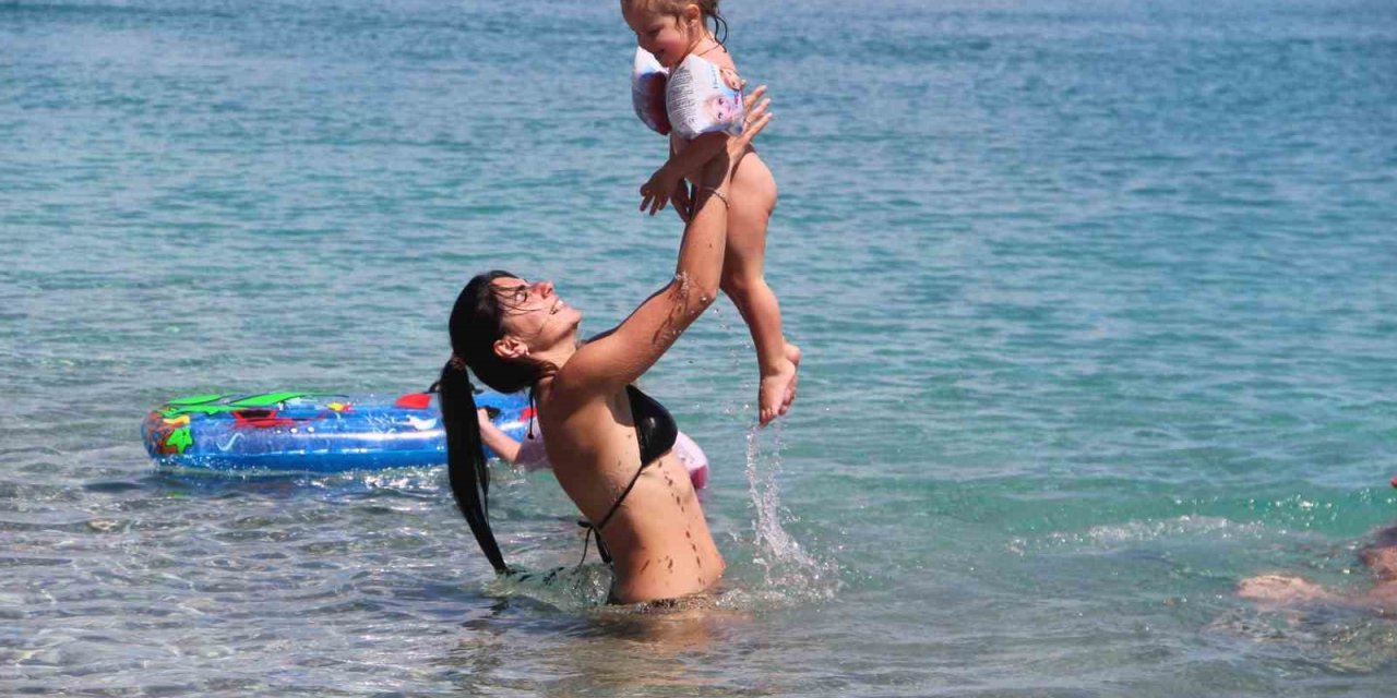 Antalya’da Bahar Sıcaklığı Sahilleri Doldurdu