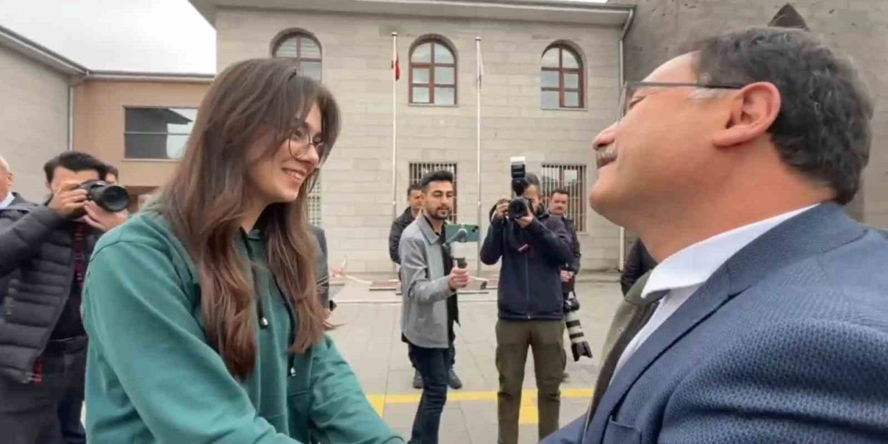 Kahramanmaraşlı Depremzede Öğrenci Valiyi Gördü, Teşekkür Etti