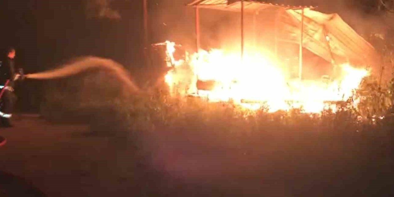 Antalya’da Baraka Yangında Küle Döndü