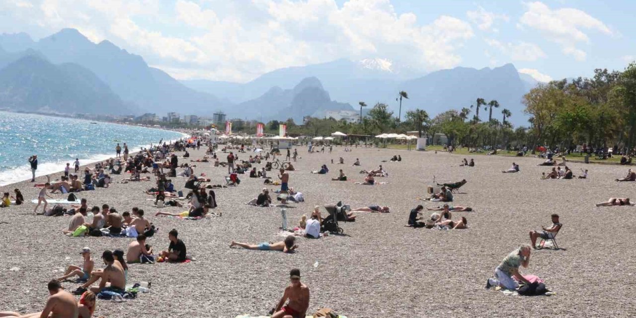 Dünyaca Ünlü Sahilde Hafta Sonu Yoğunluğu