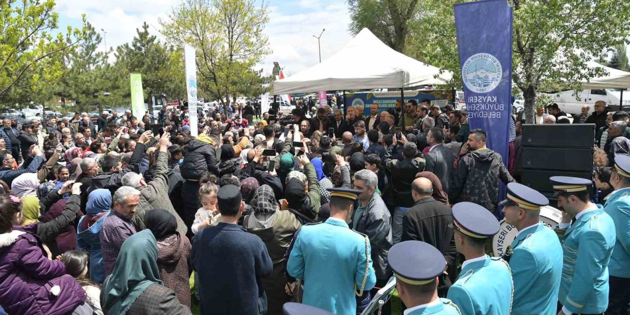 Bakan Akar İle Başkan Büyükkılıç, Kayserililerle Piknikte Kucaklaştı