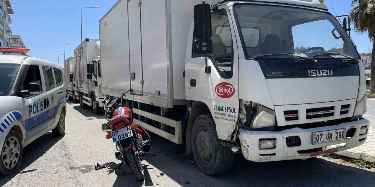 Park Halindeki Kamyonete Çarptı