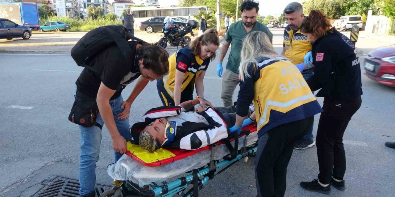 Hafif Ticari Araç Motosikletle Çarpıştı: 2 Yaralı