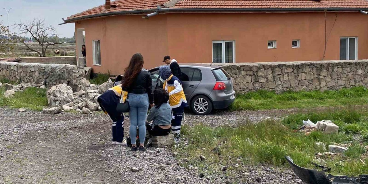 Virajı Alamayan Otomobil Evin Duvarına Çarptı: 3 Yaralı