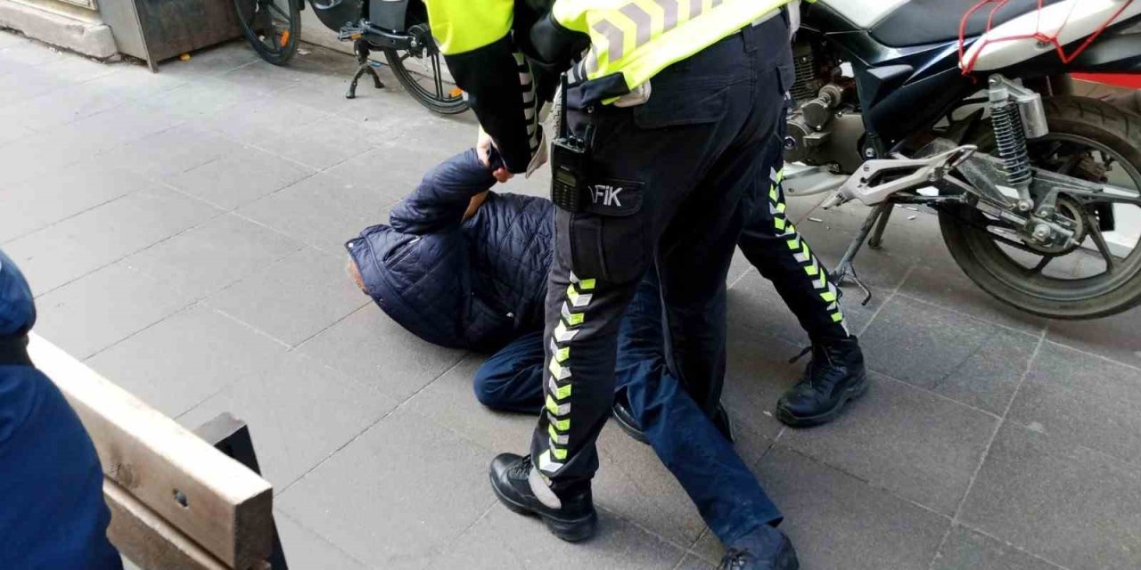 Ak Parti Seçim Aracına Saldıran Şahsa Polis Müdahale Etti