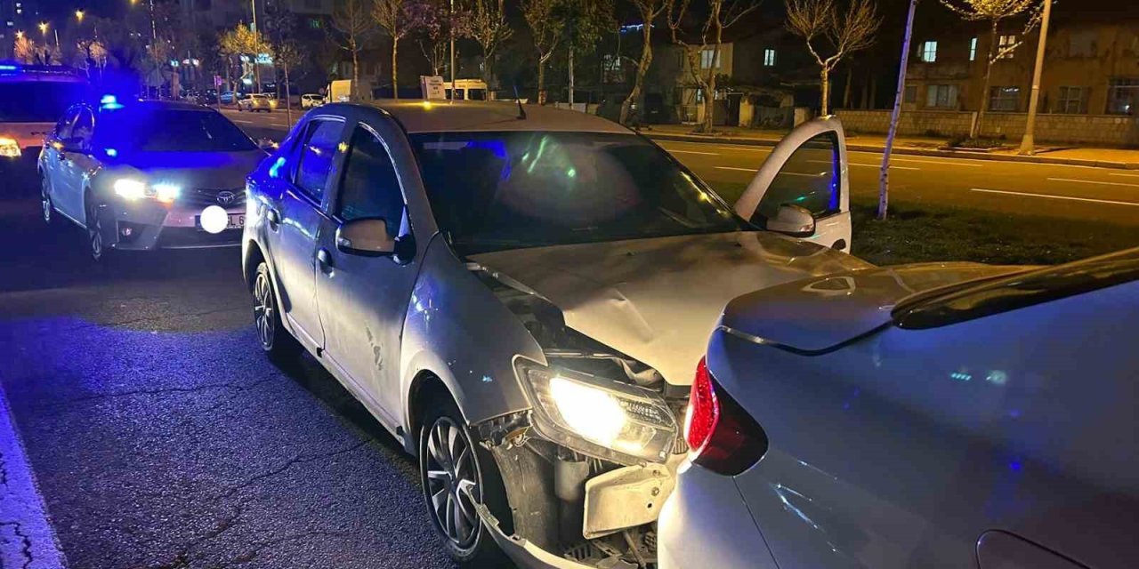 Polisin ‘dur’ İhtarına Uymayan Ehliyetsiz Sürücü Kazaya Karıştı