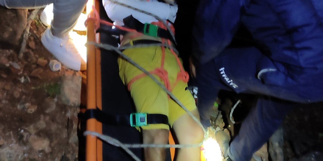 Yamaç Paraşütü Yapan Turist Kayalıklara Düştü