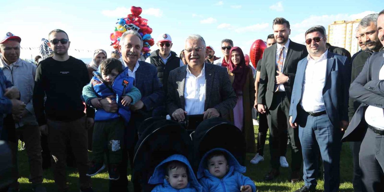 Bakan Akar İle Başkan Büyükkılıç, İşçi Ve Aileleriyle Konserde Bir Araya Geldi