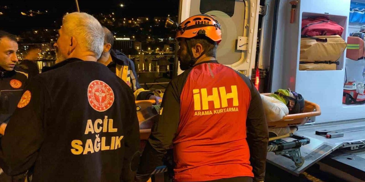 Paraşütle Kayalıklara Düşen Turist 10 Saat Süren Operasyonla Kurtarıldı