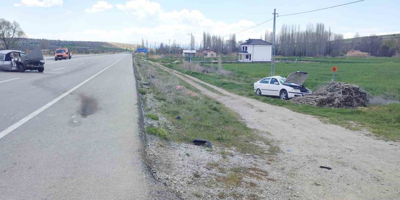 Konya’da Otomobil Park Halindeki Araca Çarptı: 3 Yaralı