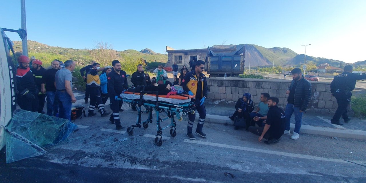 Tırla Çarpışan İşçi Servisi Yan Yattı, Çok Sayıda Kişi Yaralandı