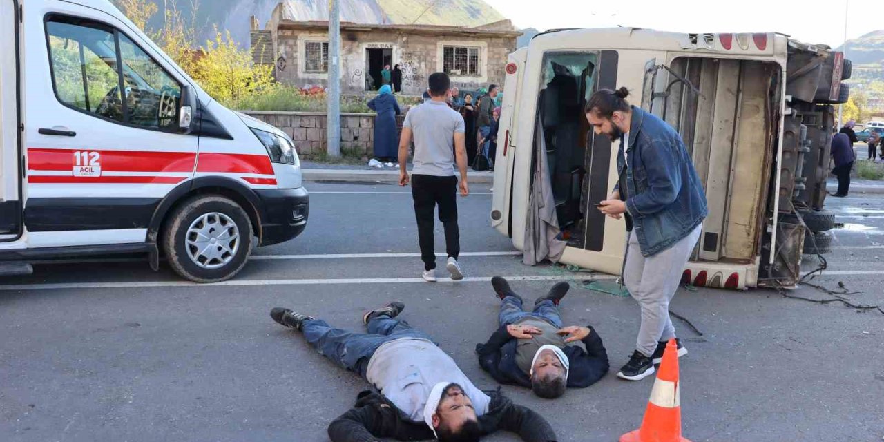 Tır, İşçi Servisine Çarptı, Can Pazarı Yaşandı: 33 Yaralı