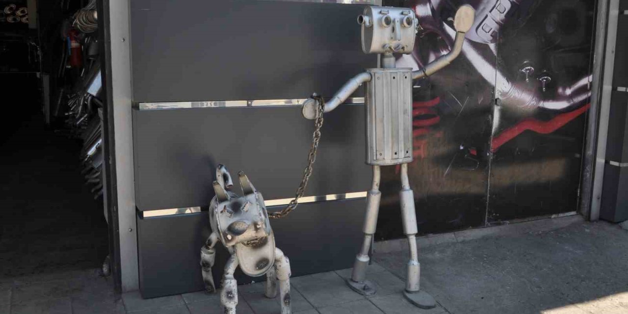 Hurda Egzoz Parçalarından İlginç Figürler Tasarladı